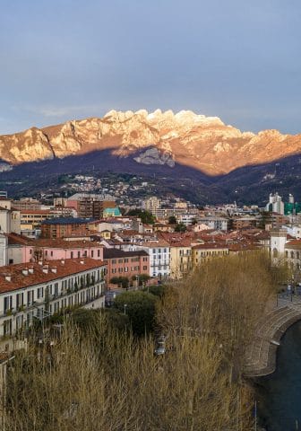 Panorama di Lecco con Campanile e Resegone sullo sfondo
