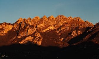 Monte Resegone illuminato dal sole che tramonta