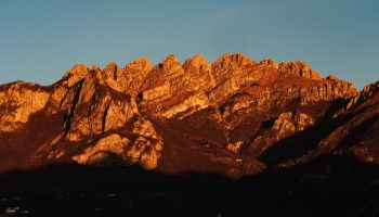 Monte Resegone illuminato dal sole che tramonta