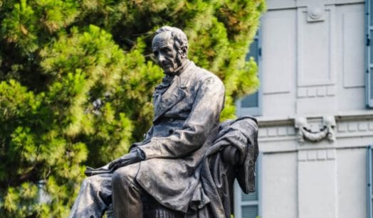 Statua Alessandro Manzoni in Piazza Manzoni