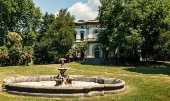 Giardino con fontana a Villa Gomes nel rione Maggianico