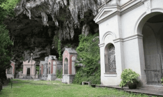 Cappellette sotto la roccia nel Cimitero di Laorca