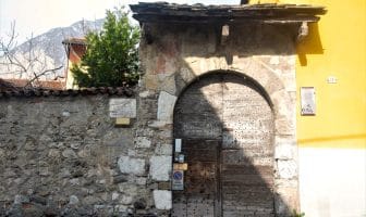 Portone presunta casa di Lucia rione Olate