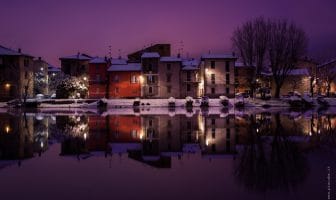 Rione Pescarenico innevato di sera
