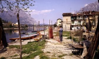 Pescatore che ritira le reti da pesca appese a Pescarenico