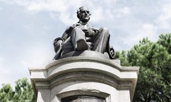 Statua di Alessandro Manzoni dal basso