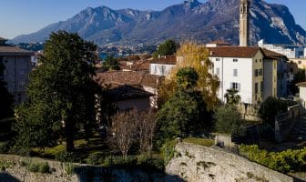 Vallo delle Mura del borgo fortificato di Lecco con Campanile di San Nicolò sullo sfondo
