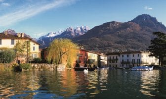 Lungolago Mandelllo del Lario con barche e montagne sullo sfondo