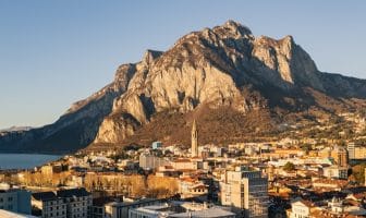 Panorama di Lecco con sullo sfondo il gruppo San Martino - Medale - Coltignone