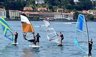 Gruppo di persone che praticano Windsurf
