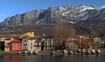 Rione Pescarenico con Monte Resegone sullo sfondo