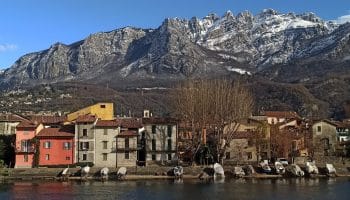Rione Pescarenico con Monte Resegone sullo sfondo