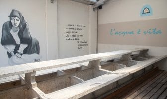 Lavatoio storico con disegno e citazione de I Promessi Sposi nel rione Belledo