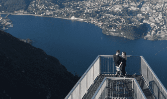 Passerella panoramica nel Parco Valentino ai Piani Resinelli con panorama