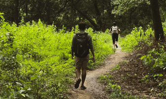 Persone che fanno trekking