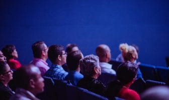 Persone sedute al cinema