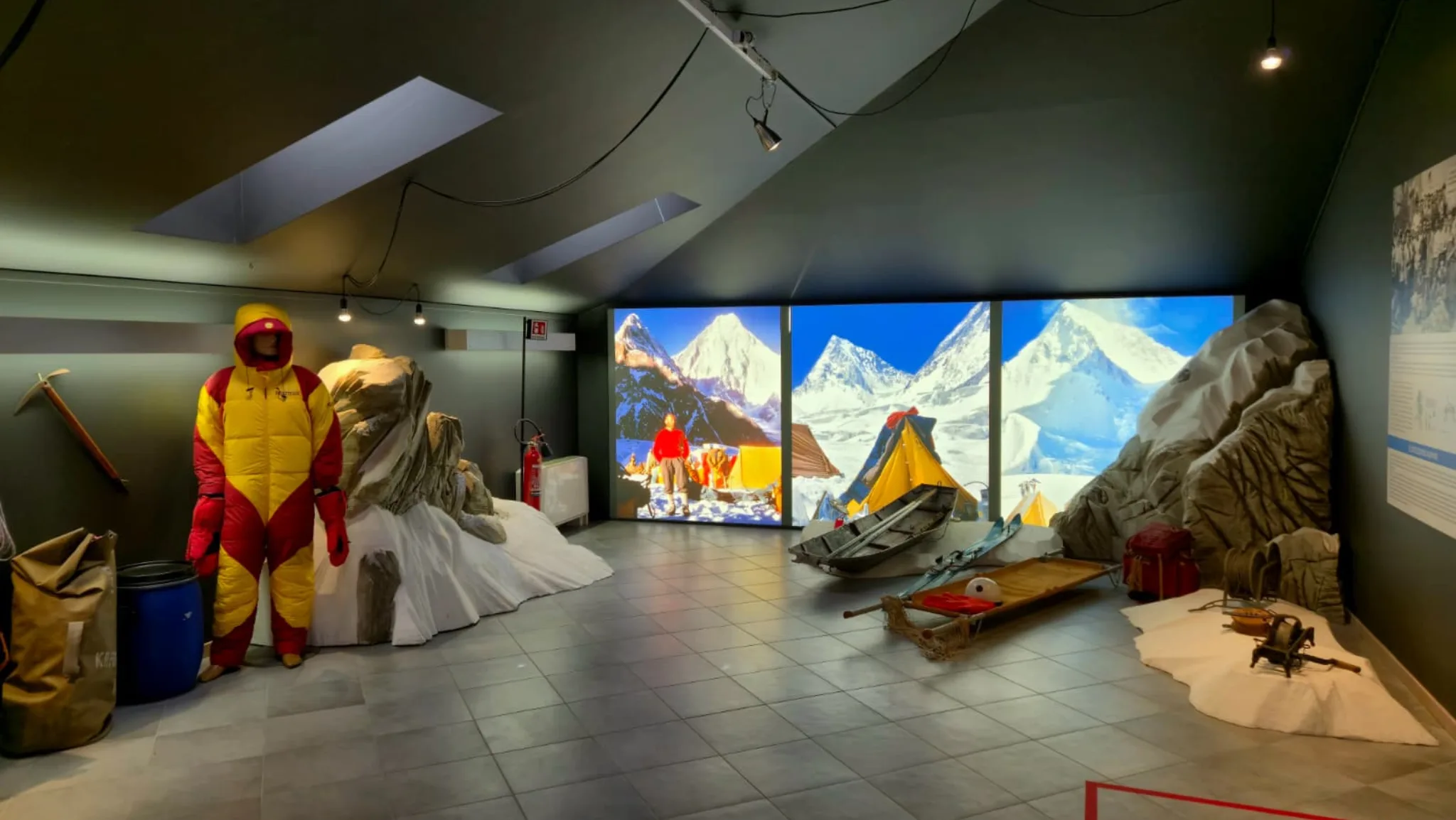 Foto di una sala del museo alpinistico lecchese di Palazzo delle Paure a Lecco con alcuni oggetti storici