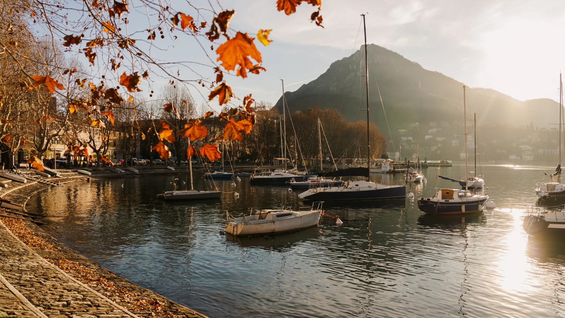 Lungolago di Lecco in autunno - Monte Barro panorama - Piani d Erna, vista su Resegone - Dove trovare il foliage a Lecco: i migliori luoghi per godere del paesaggio autunnale