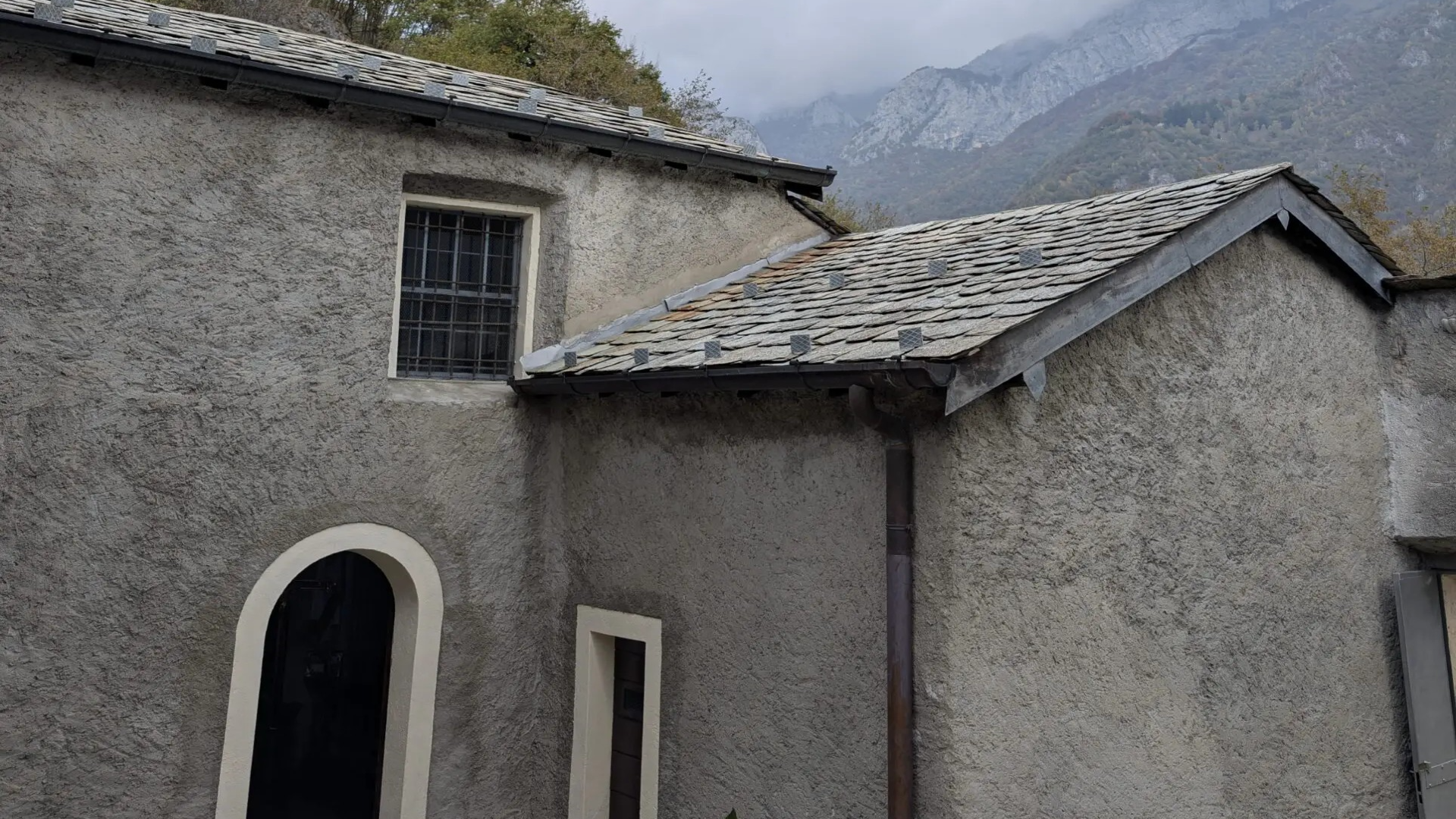 Escursione ad anello a Mandello del Lario, tra chiese medievali e il Sentiero del Viandante
