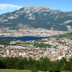 Sentiero delle Vasche a Valmadrera: escursione tra gole scavate dallacqua e panorami sul Lago di Como
