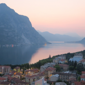 Lecco al tramonto: visita guidata del borgo fortificato e salita al Campanile