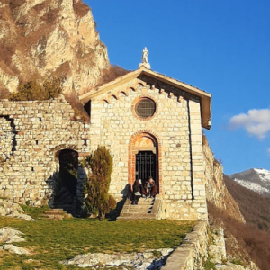 Trekking al tramonto al Castello dellInnominato e yoga nella natura
