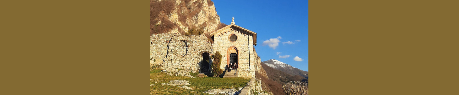 Trekking al tramonto al Castello dellInnominato e yoga nella natura