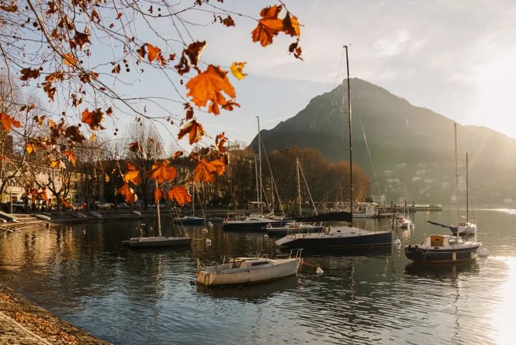 Winter boat trip in the Gulf of Lecco: lights and magic on Lake Como ...